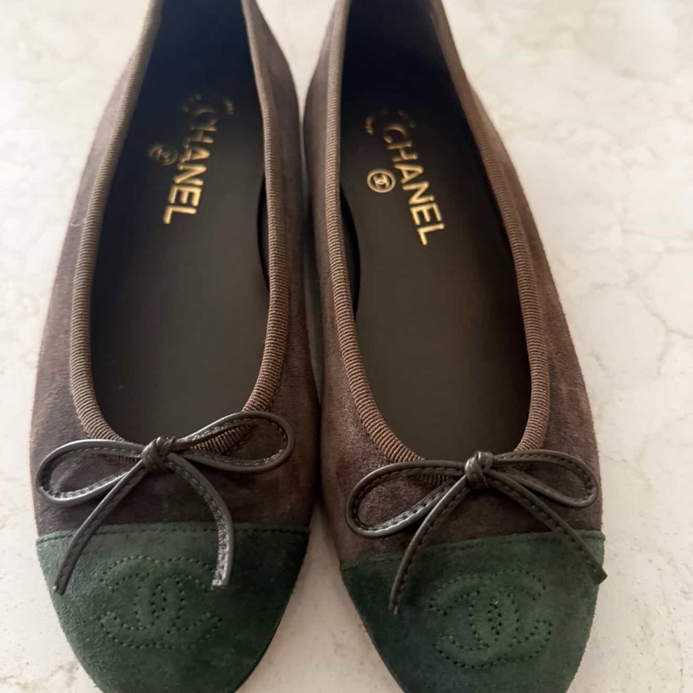 CHANEL Green Suede Two-Tone Ballet Flats with Green Toe - Picture 2 of 5